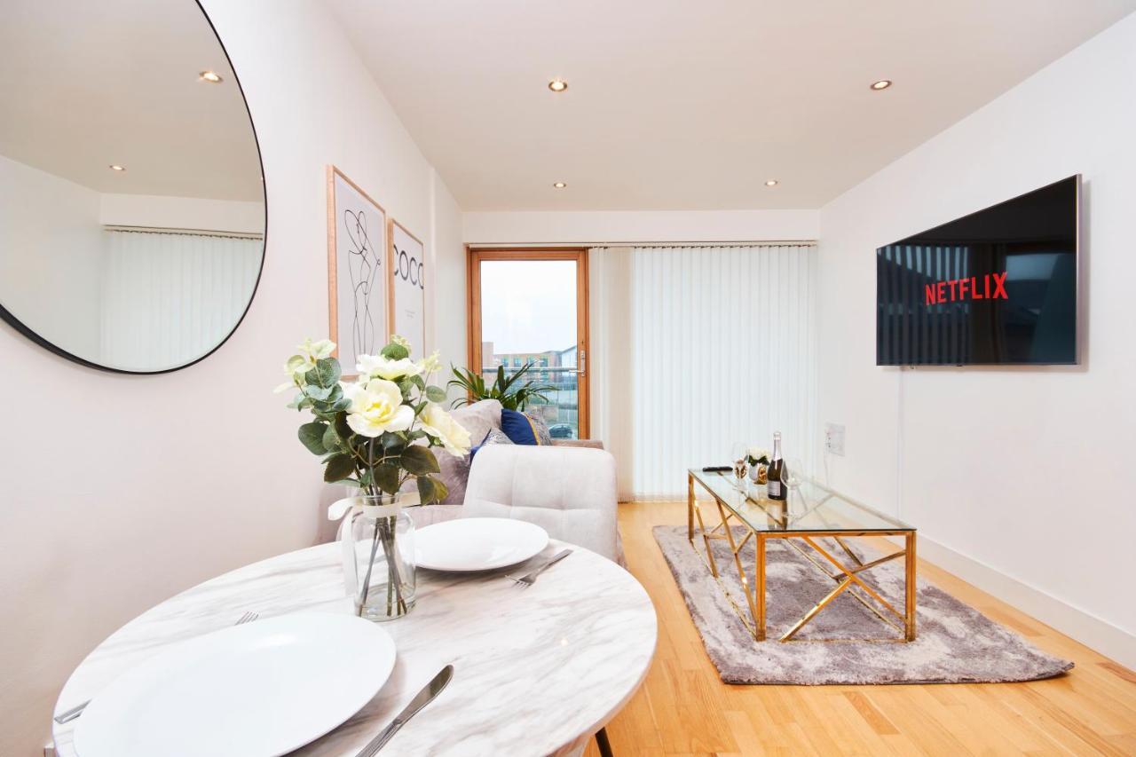 リーズDeluxe City Centre Apt Balcony View& Free Parking!アパートメント エクステリア 写真