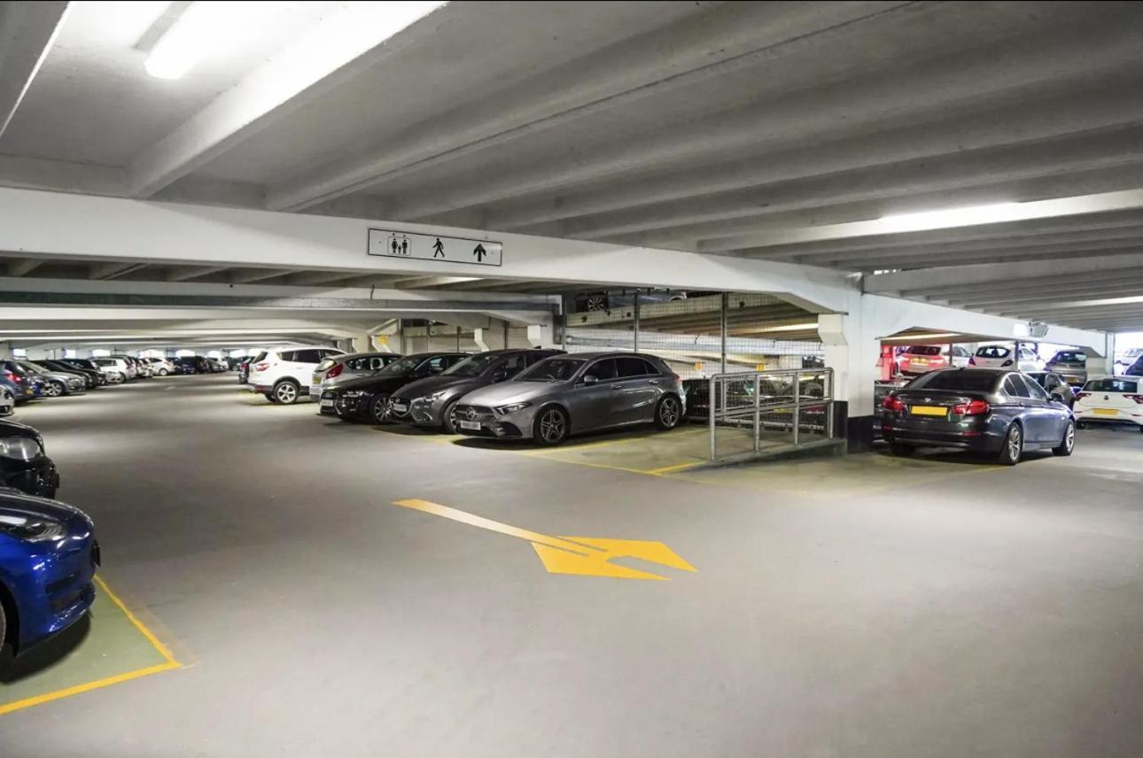 リーズDeluxe City Centre Apt Balcony View& Free Parking!アパートメント エクステリア 写真
