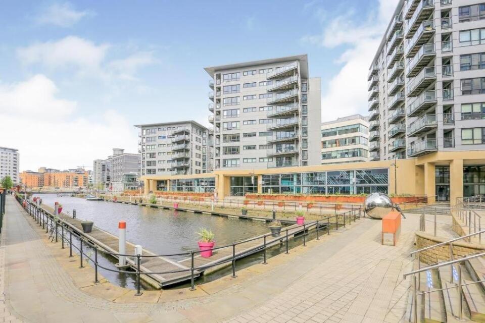 リーズDeluxe City Centre Apt Balcony View& Free Parking!アパートメント エクステリア 写真